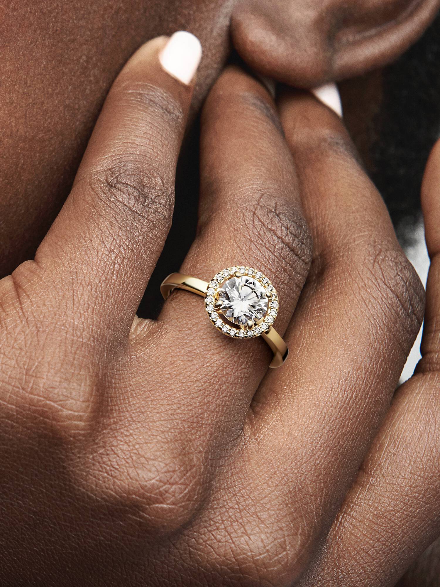 Anillo Halo Redondo Brillante Bañado En Oro De 14K