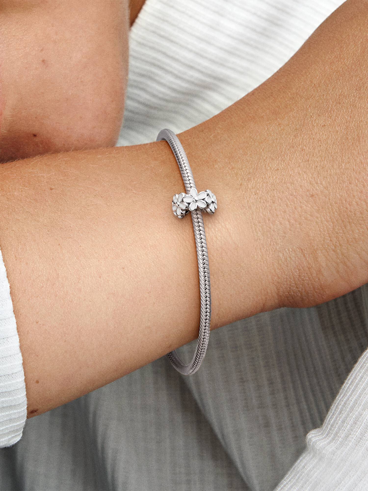 Charm Espaciador Margarita blanca