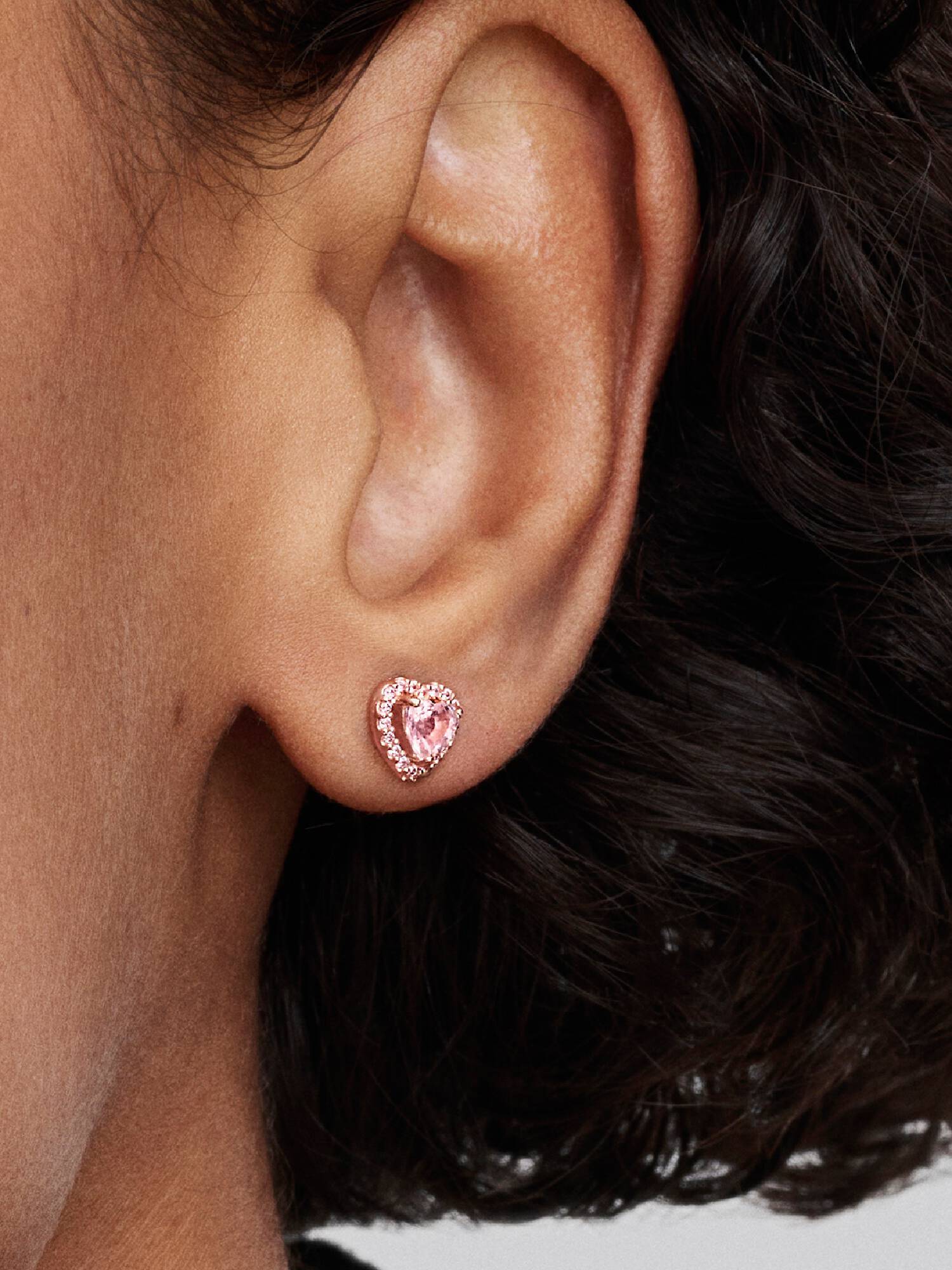Aros tipo stud de corazón elevado color rosa
