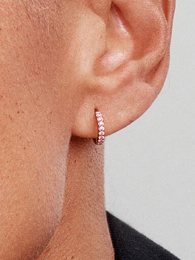 Aros tipo huggie con pavé rosa brillante