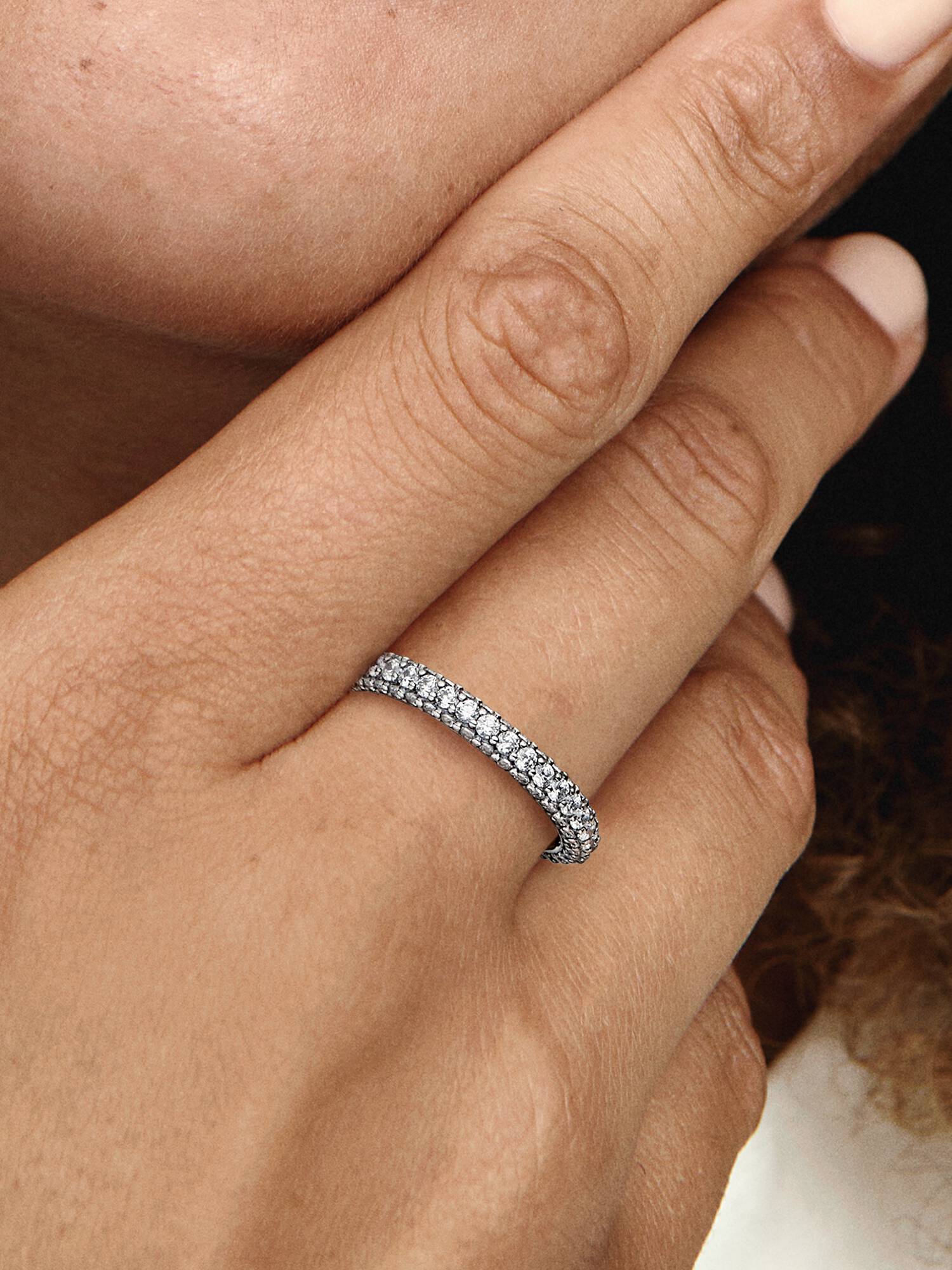 Anillo Fila en Pavé Plateado