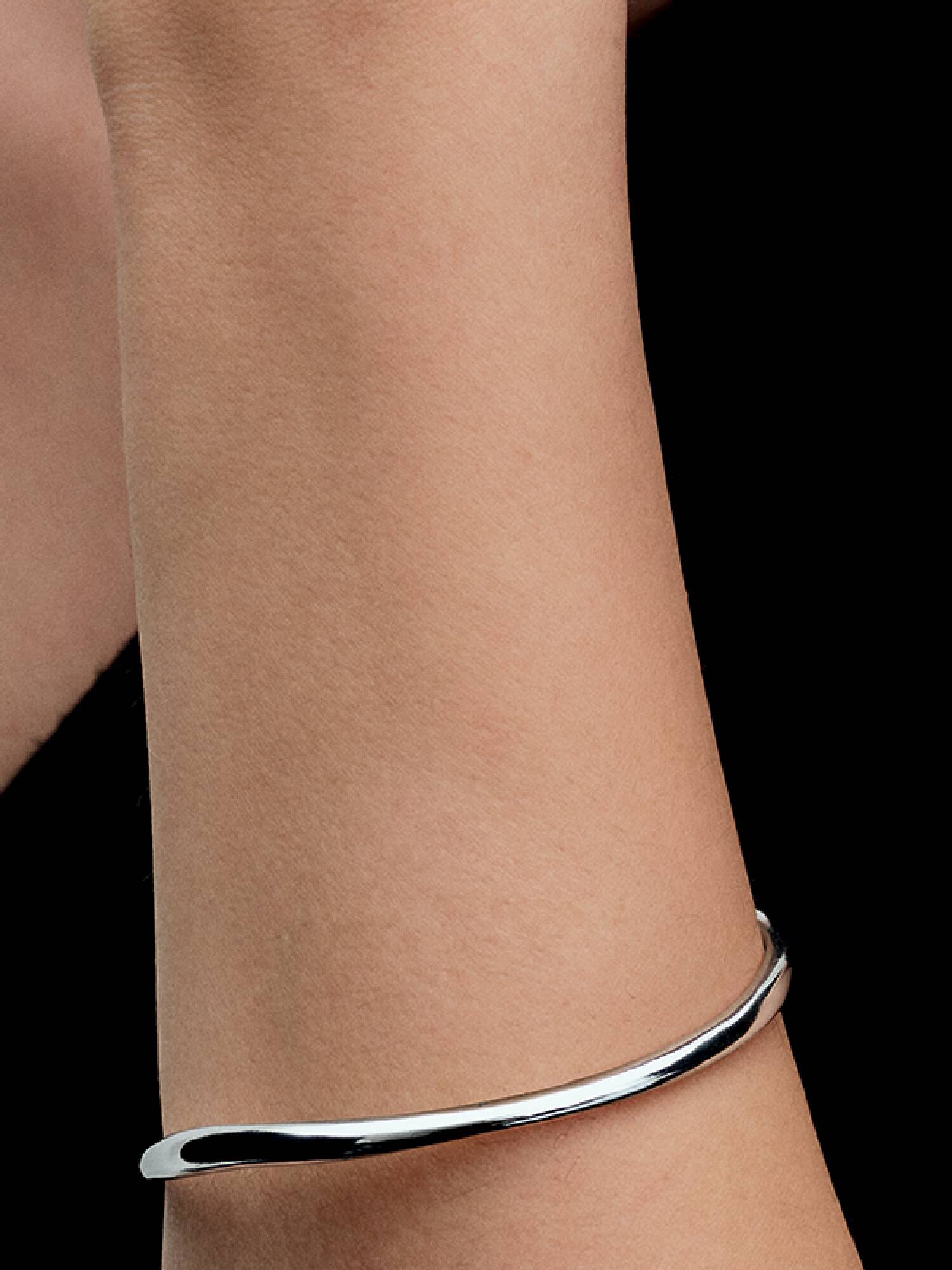 Brazalete Rígido Forma Orgánica Plateado 17 cm