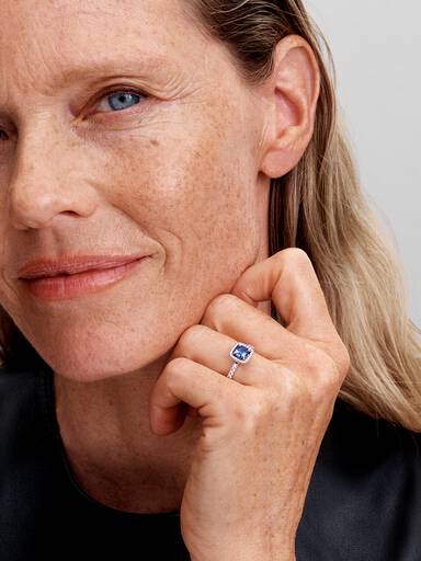 Anillo halo cuadrado azul brillante