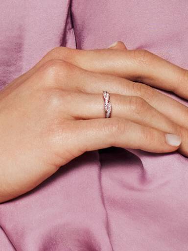 Anillo trenzado reluciente