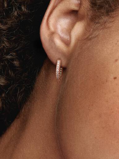 Aros tipo argolla con corazón pavé Bañado en Oro Rosa de 14k