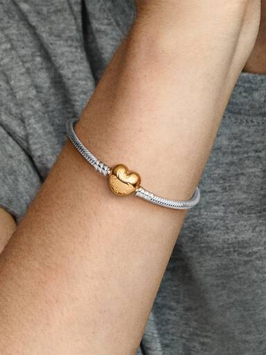 Silver bracelet with heart-shaped PANDORA Shine clasp