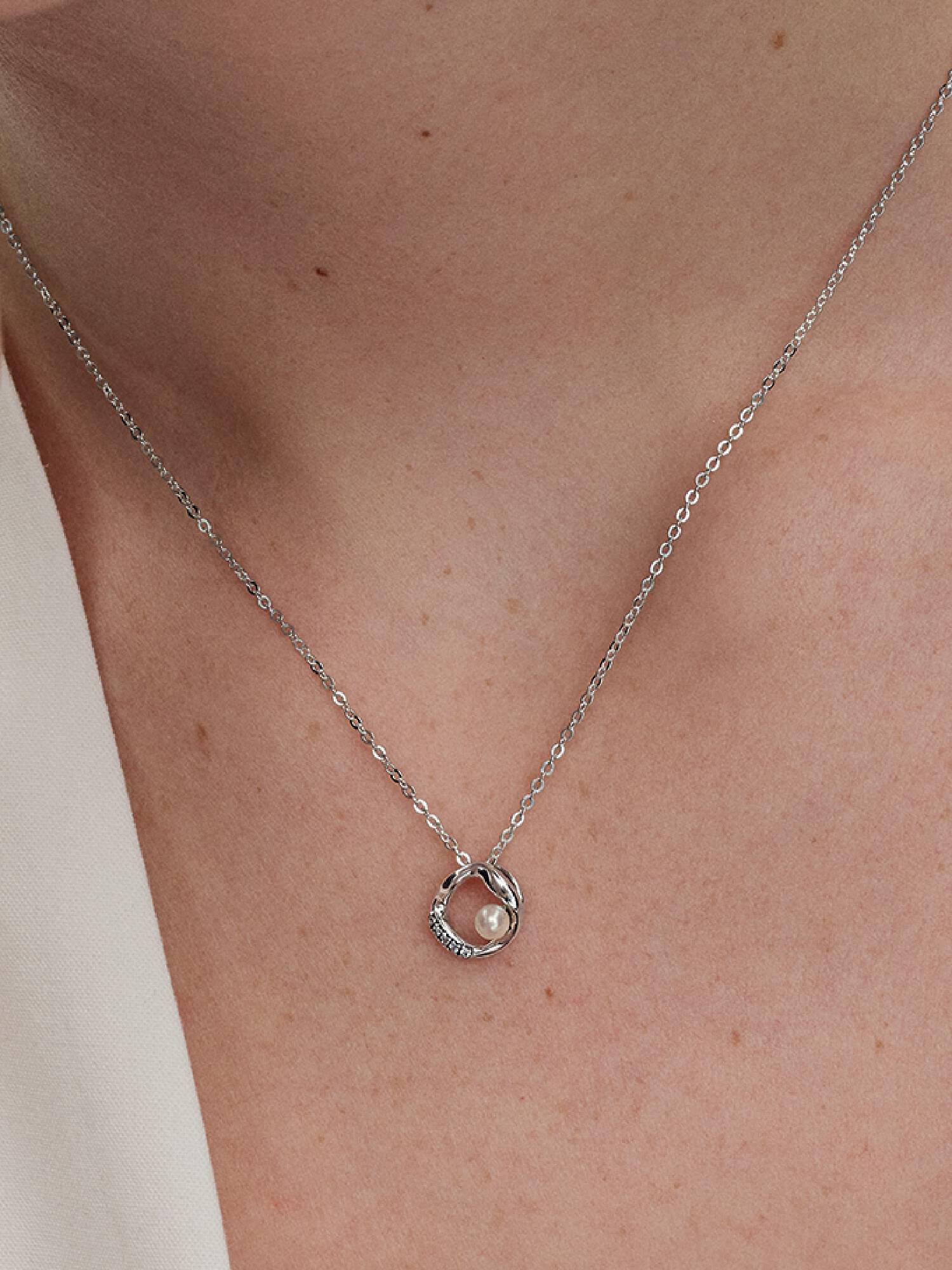 Collar Círculo Forma Orgánica en Pavé y Perla Cultivada de Agua Dulce Plata