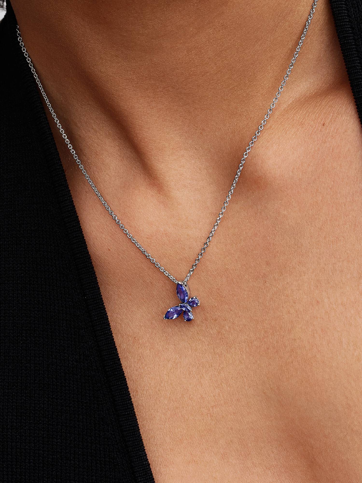 Collar con dije de mariposa