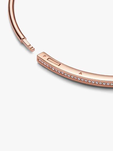 Brazalete rígido Pandora Signature I-D en Pavé