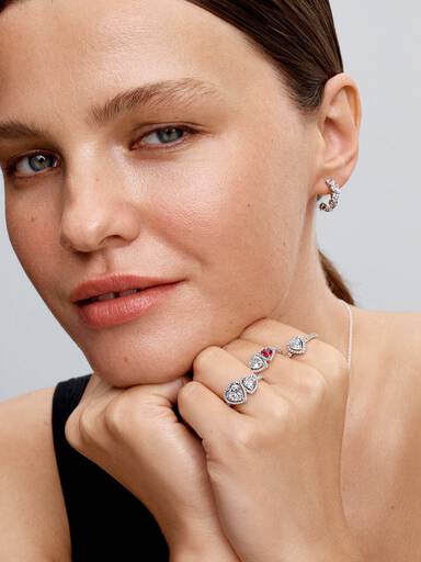 Anillo con corazones halo brillantes