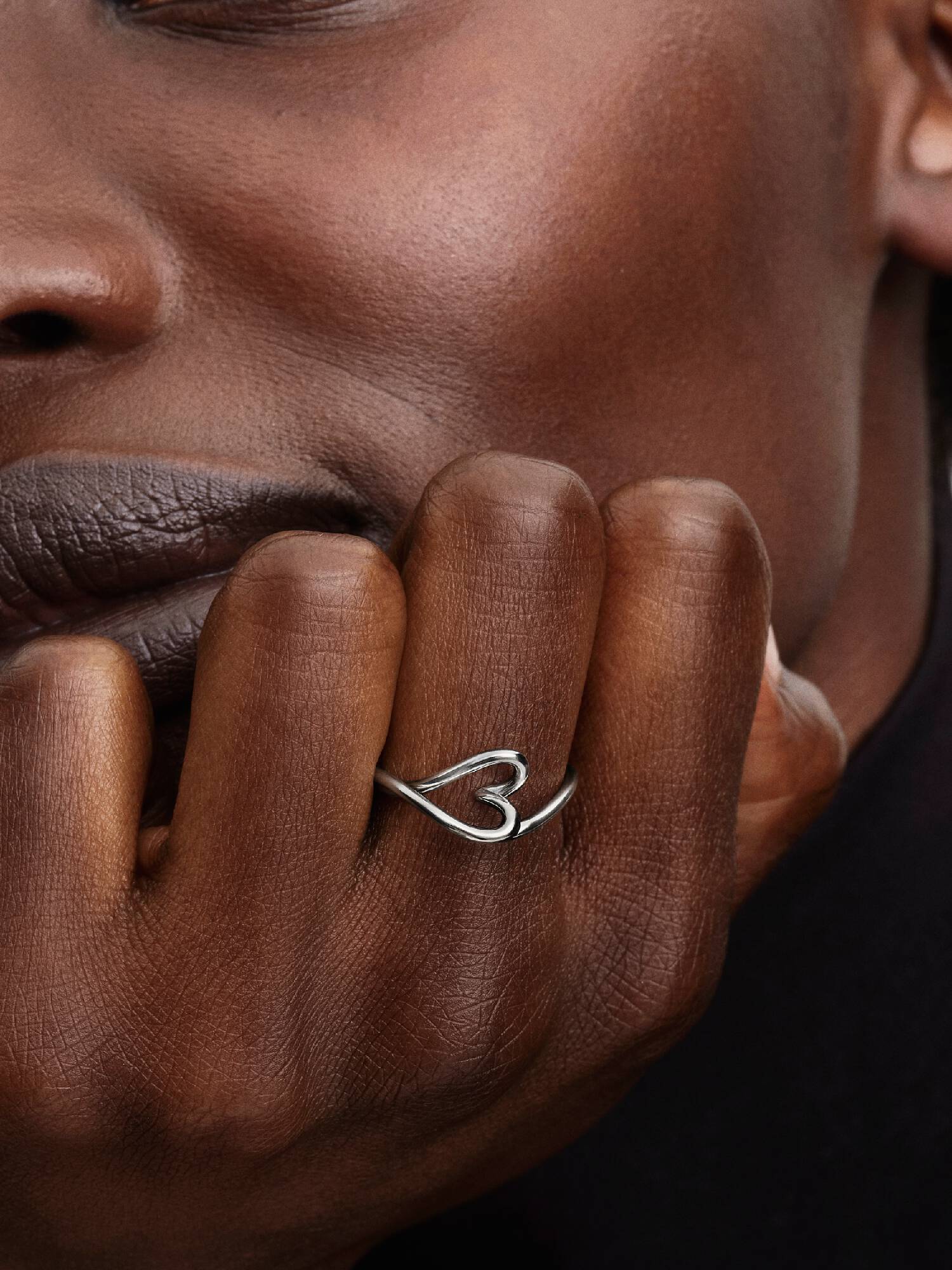 Anillo pequeño de Corazón con forma orgánica