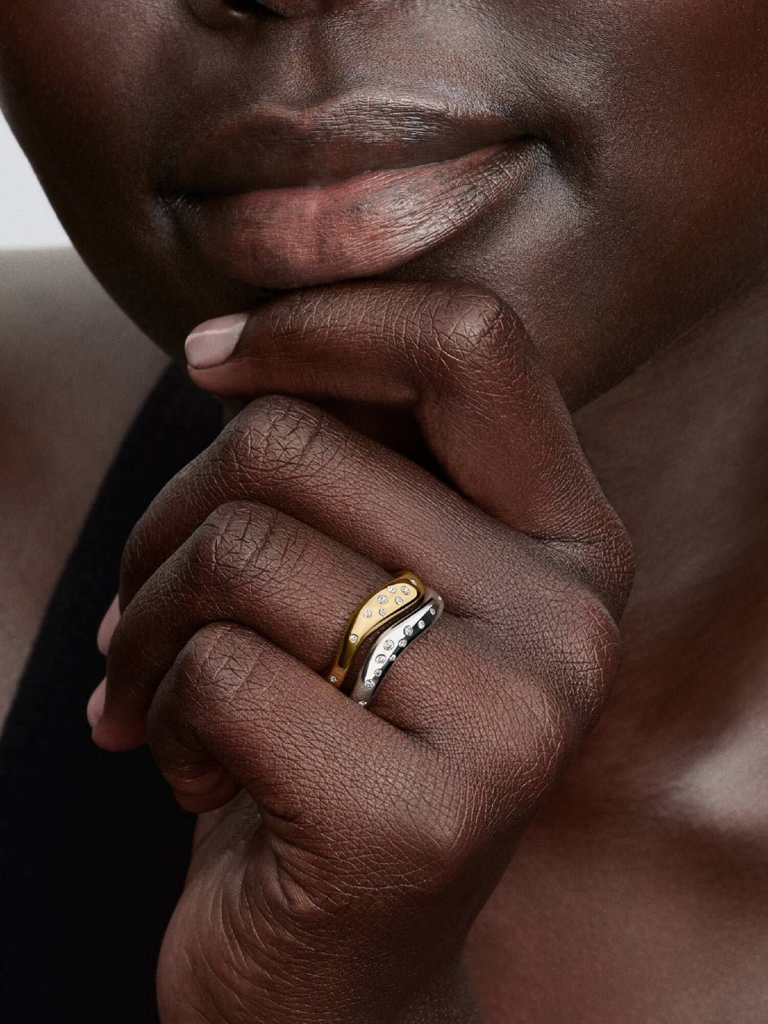Anillo doble de dos tonos con forma orgánica