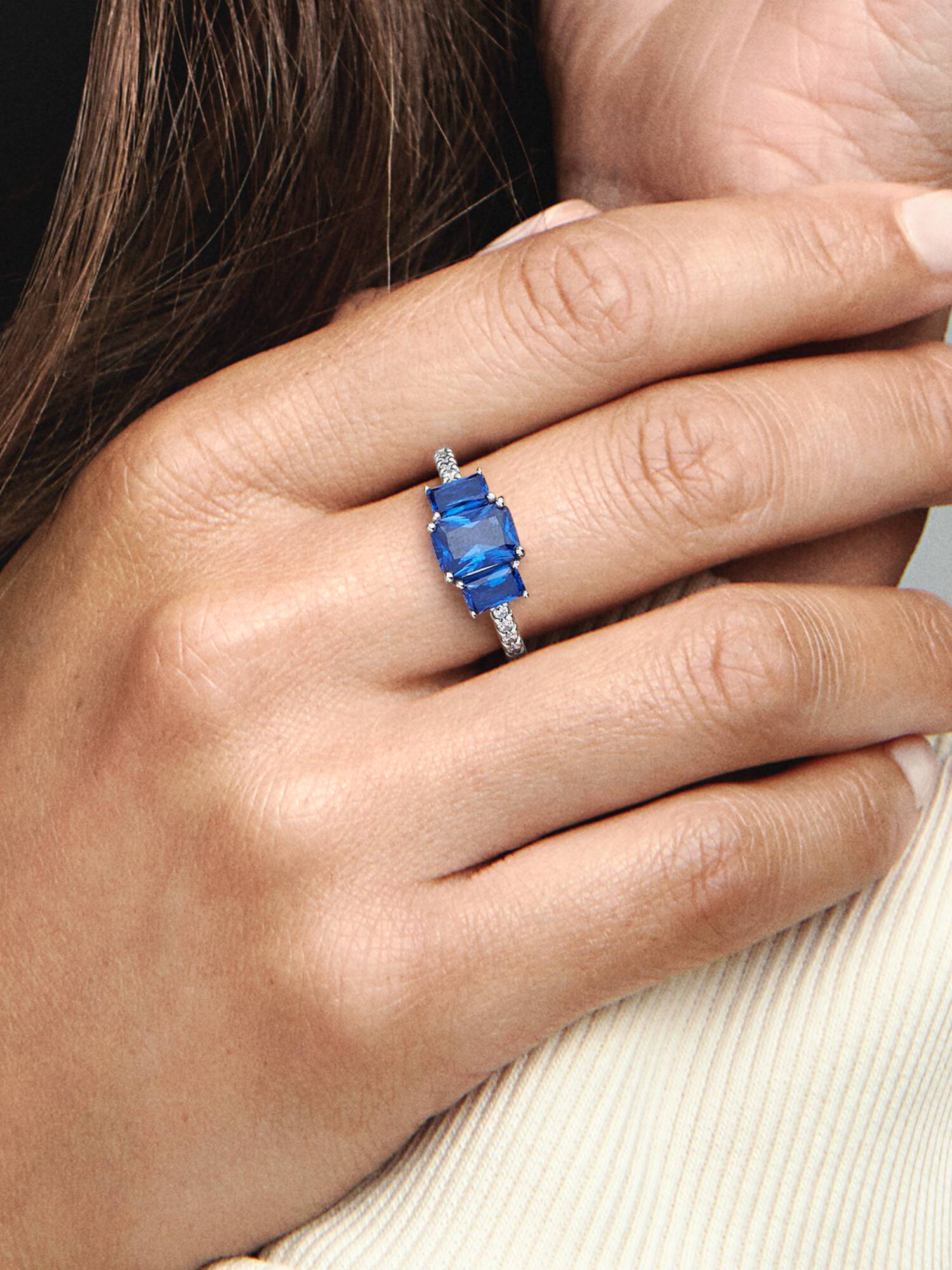 Anillo Brillante Rectangular Azul con Tres Piedras