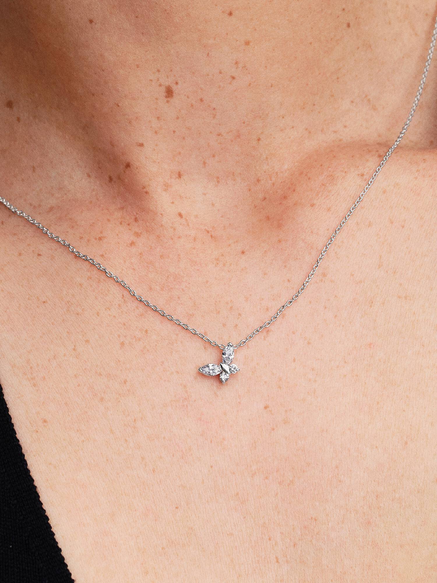 Collar con dije de mariposa
