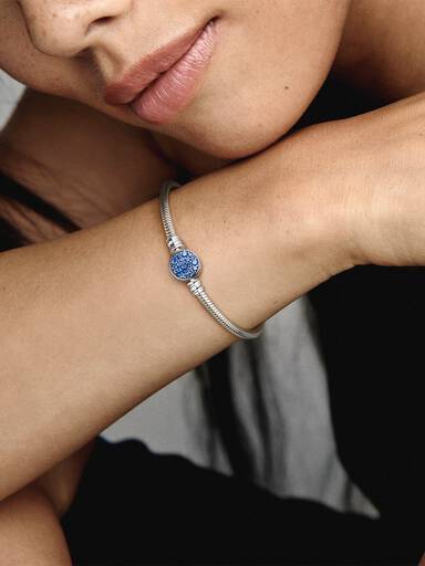Brazalete cadena de serpiente Pandora Moments con broche de disco azul resplandeciente 16 cm