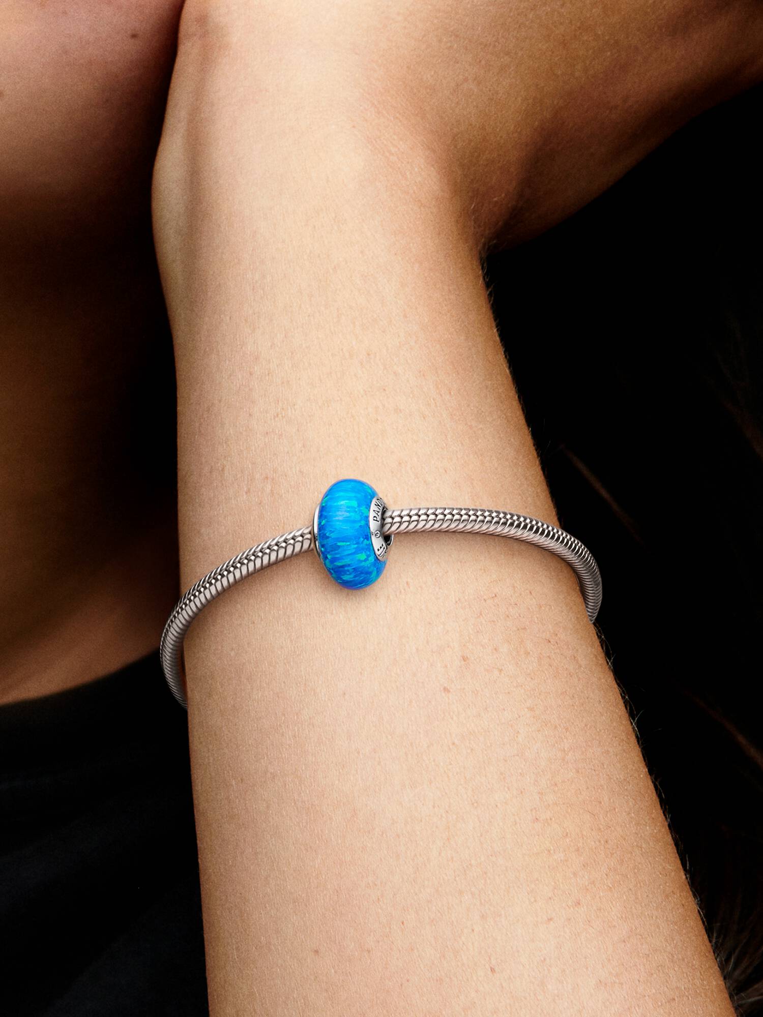 Charm Océano azul intenso opalescente Pandora Plata Esterlina