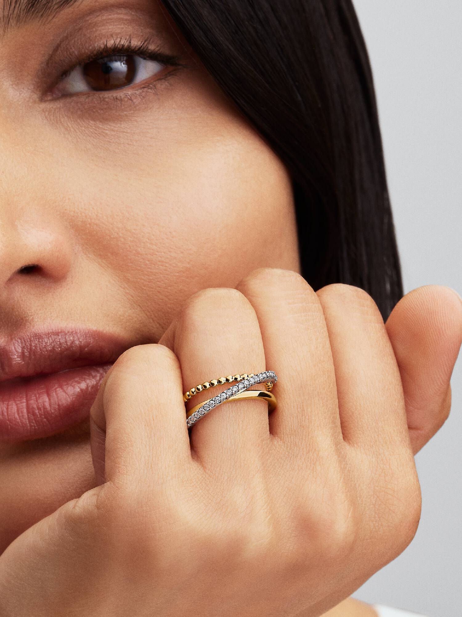Anillo Banda Triple Cruzada en Pavé