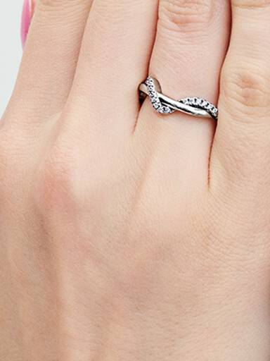 Anillo Ola Brillante Entrelazada