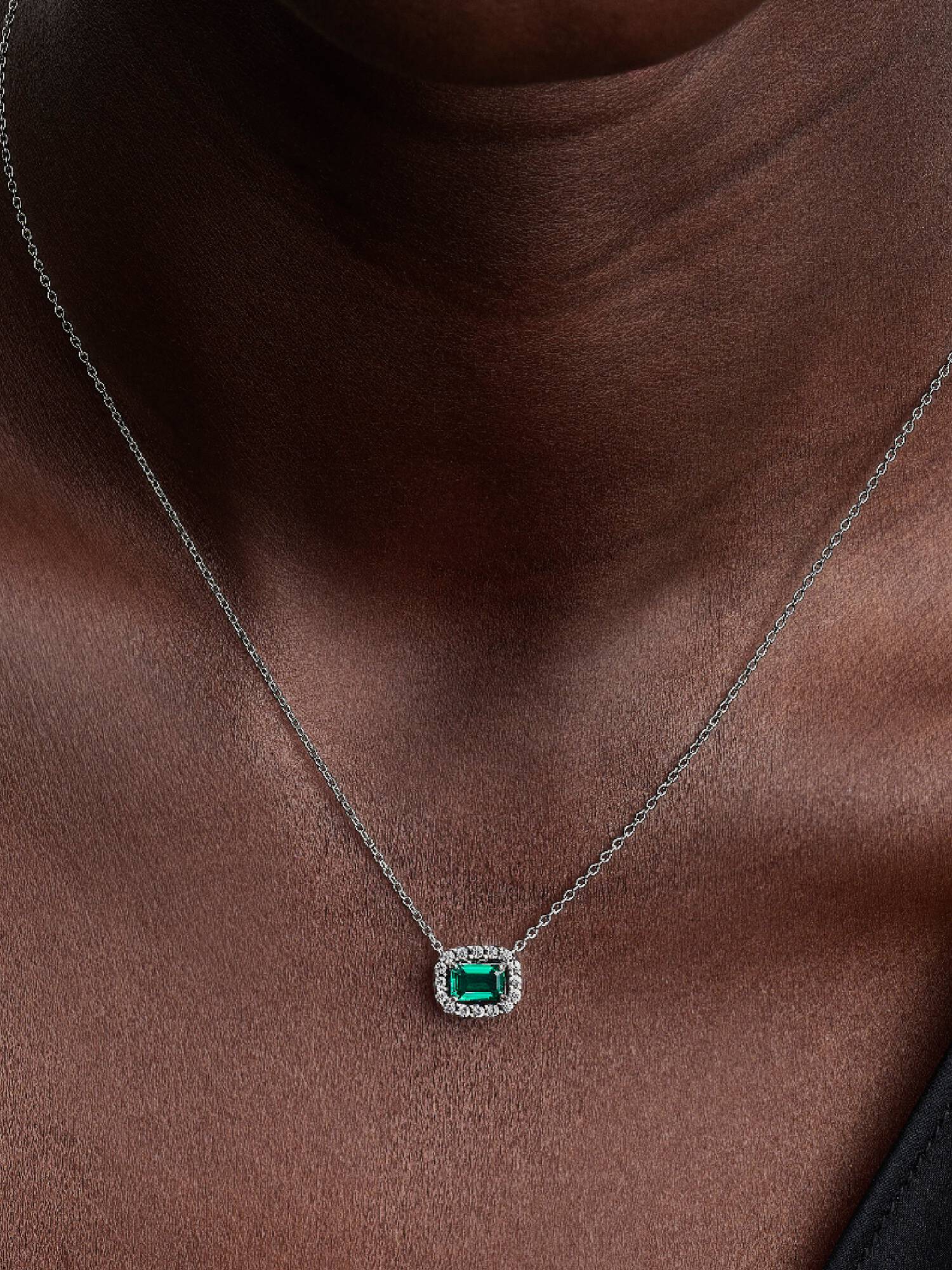 Collar con pendiente Halo Rectangular verde Brillante