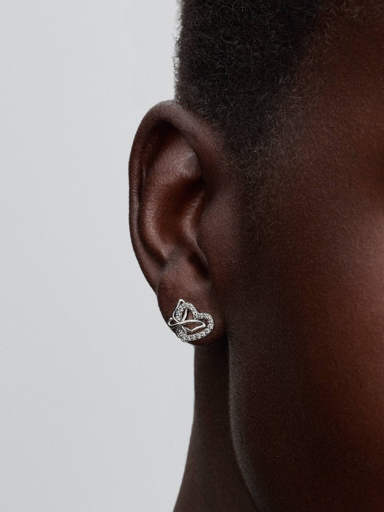 Aros de botón Corazón entrelazado y mariposa
