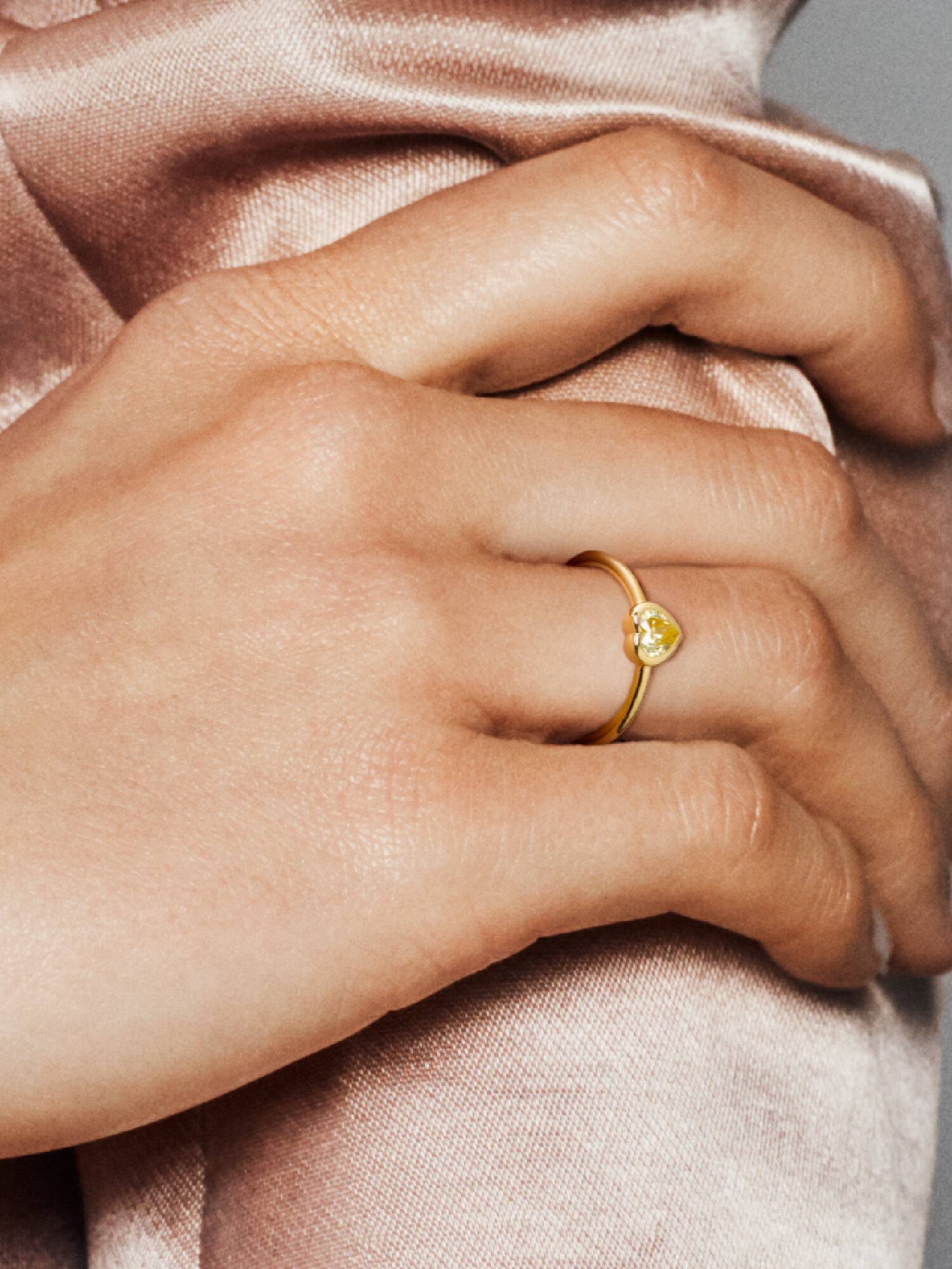 Anillo de Corazón con Piedra Amarilla