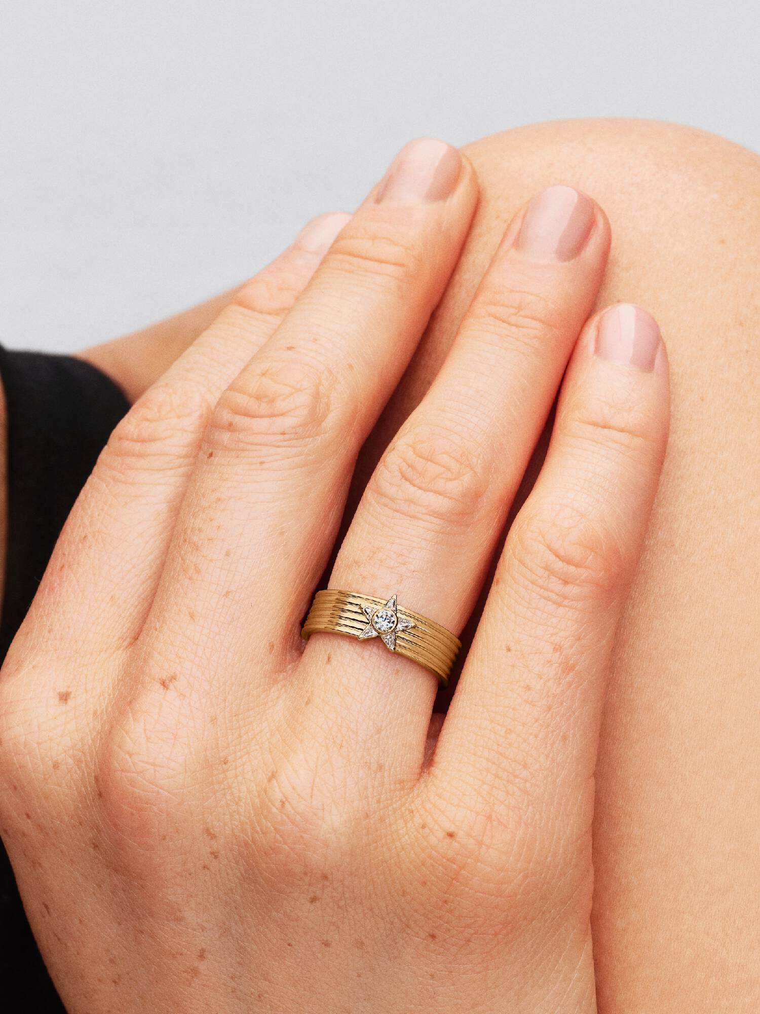 Anillo de banda ancha con estrella fugaz brillante 
