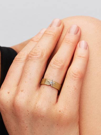 Anillo de banda ancha con estrella fugaz brillante