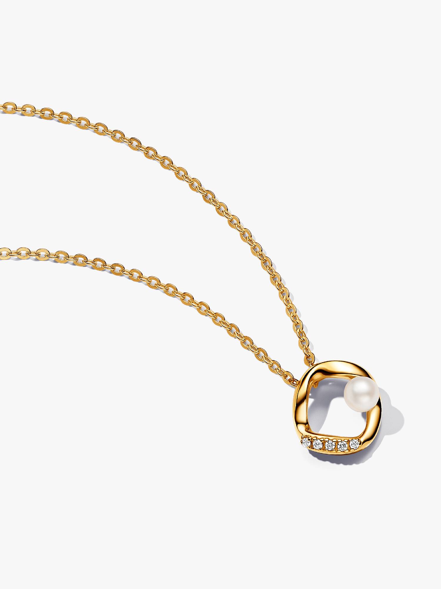 Collar Círculo Forma Orgánica en Pavé y Perla Cultivada de Agua Dulce Oro