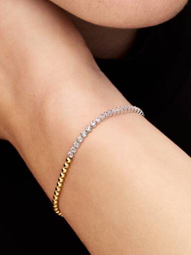 Brazalete con cuentas y tenis