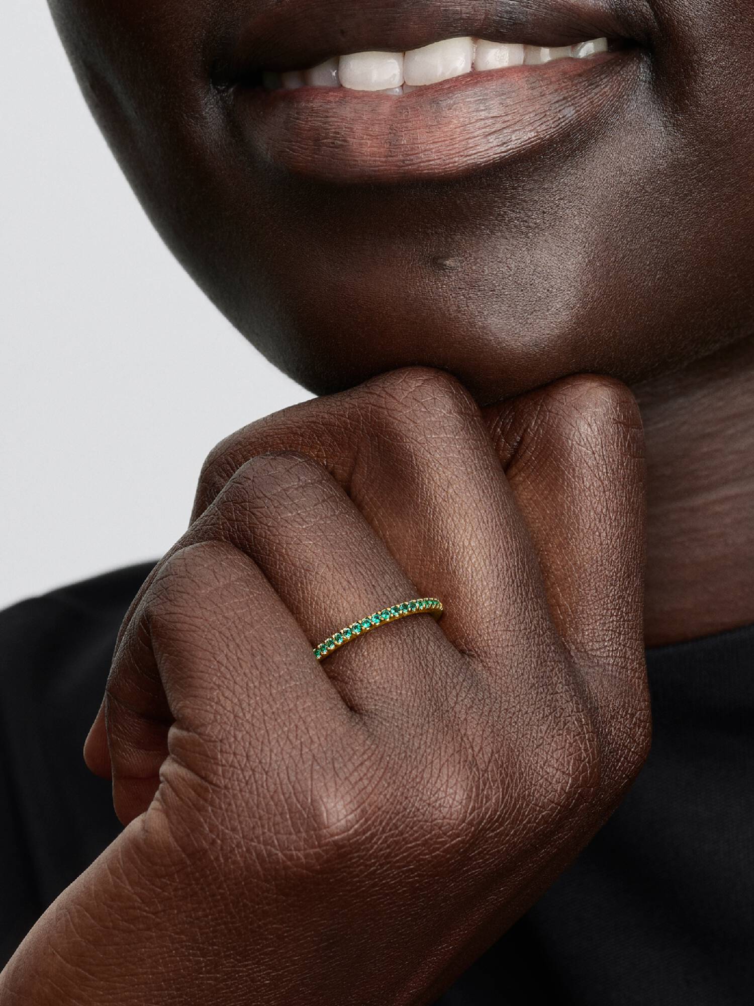 Anillo Banda Eternidad Medio Verde Brillante 
