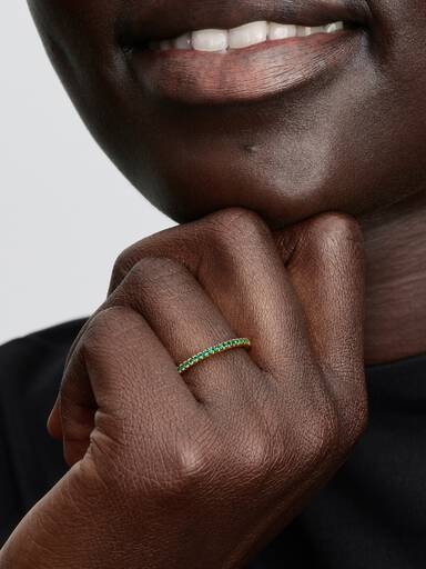 Anillo Banda Eternidad Medio Verde Brillante