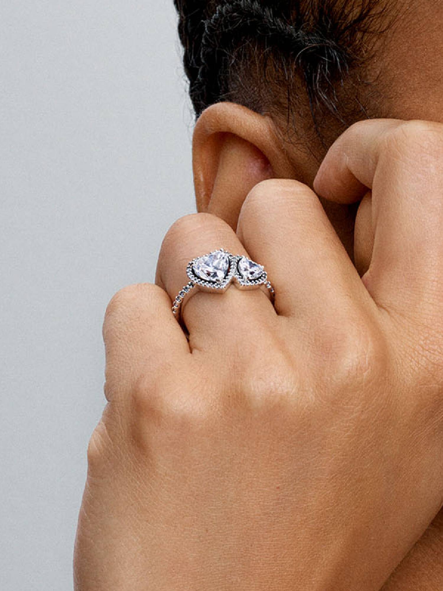 Anillo con corazones halo brillantes