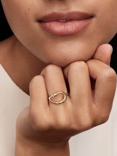 Anillo impactante con gemas de forma orgánica engastadas
