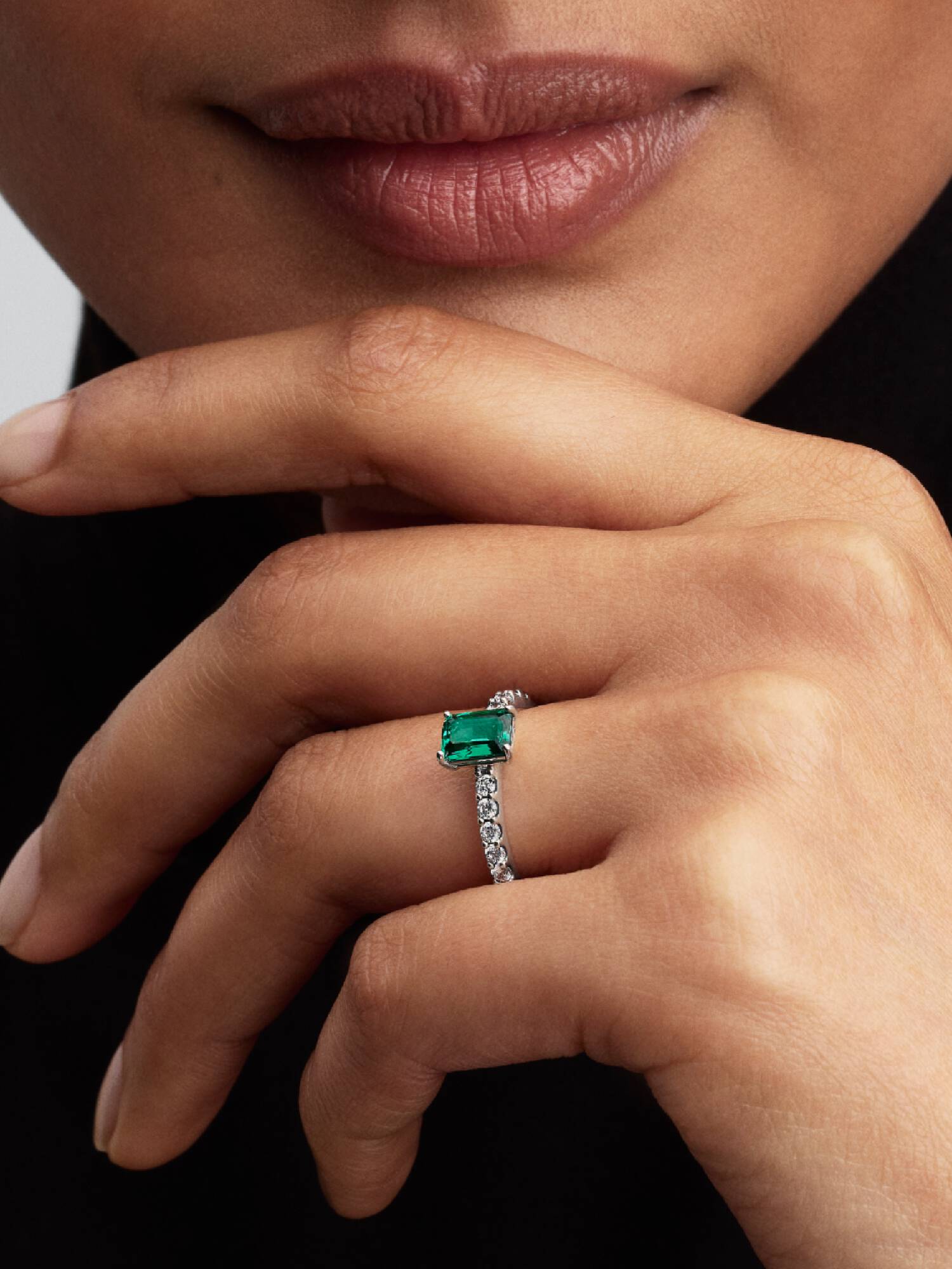 Anillo Halo Rectangular verde Brillante