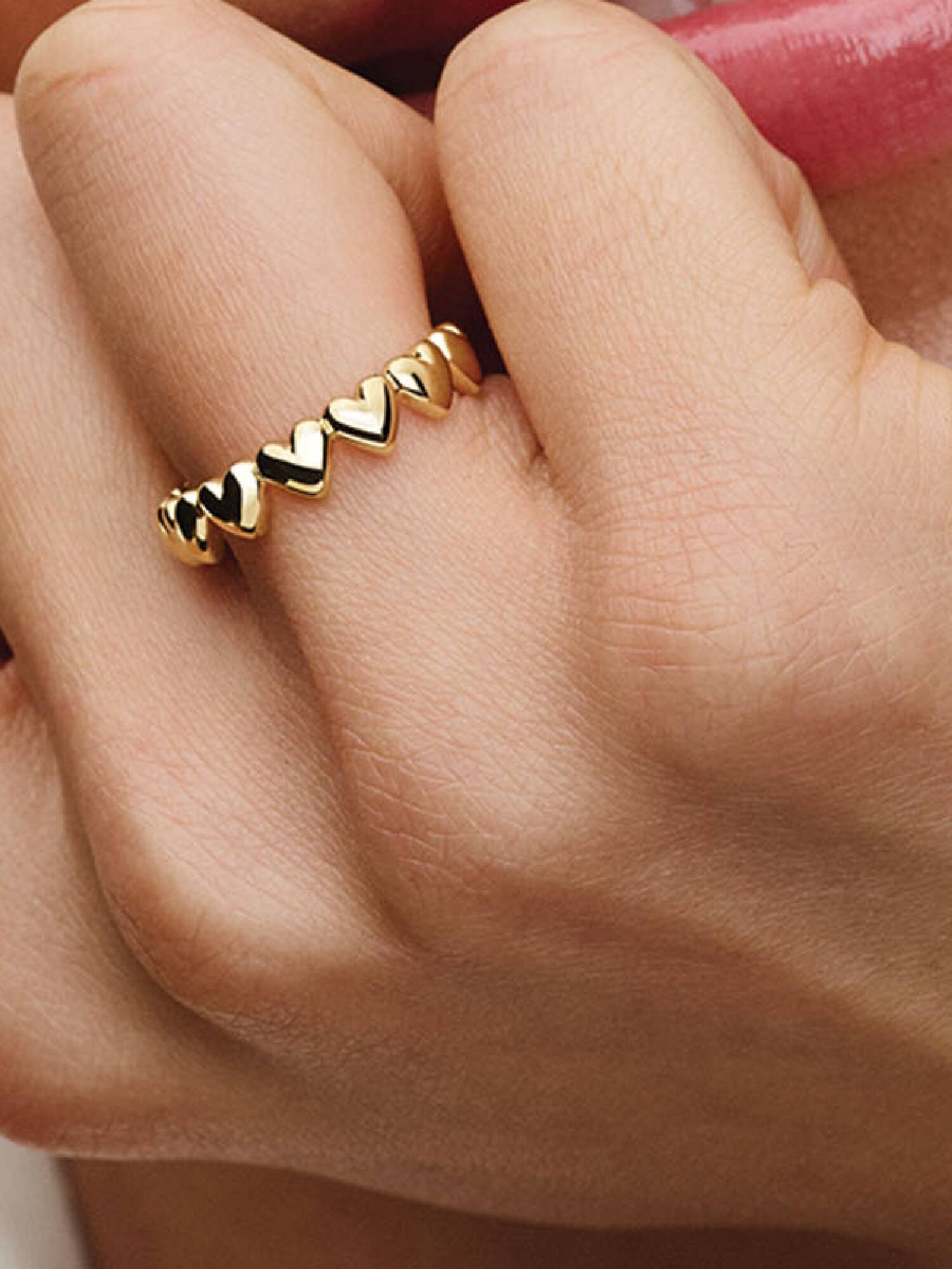 Anillo Fila de Corazones Dorado