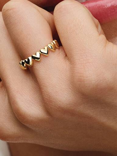 Anillo Fila de Corazones Dorado