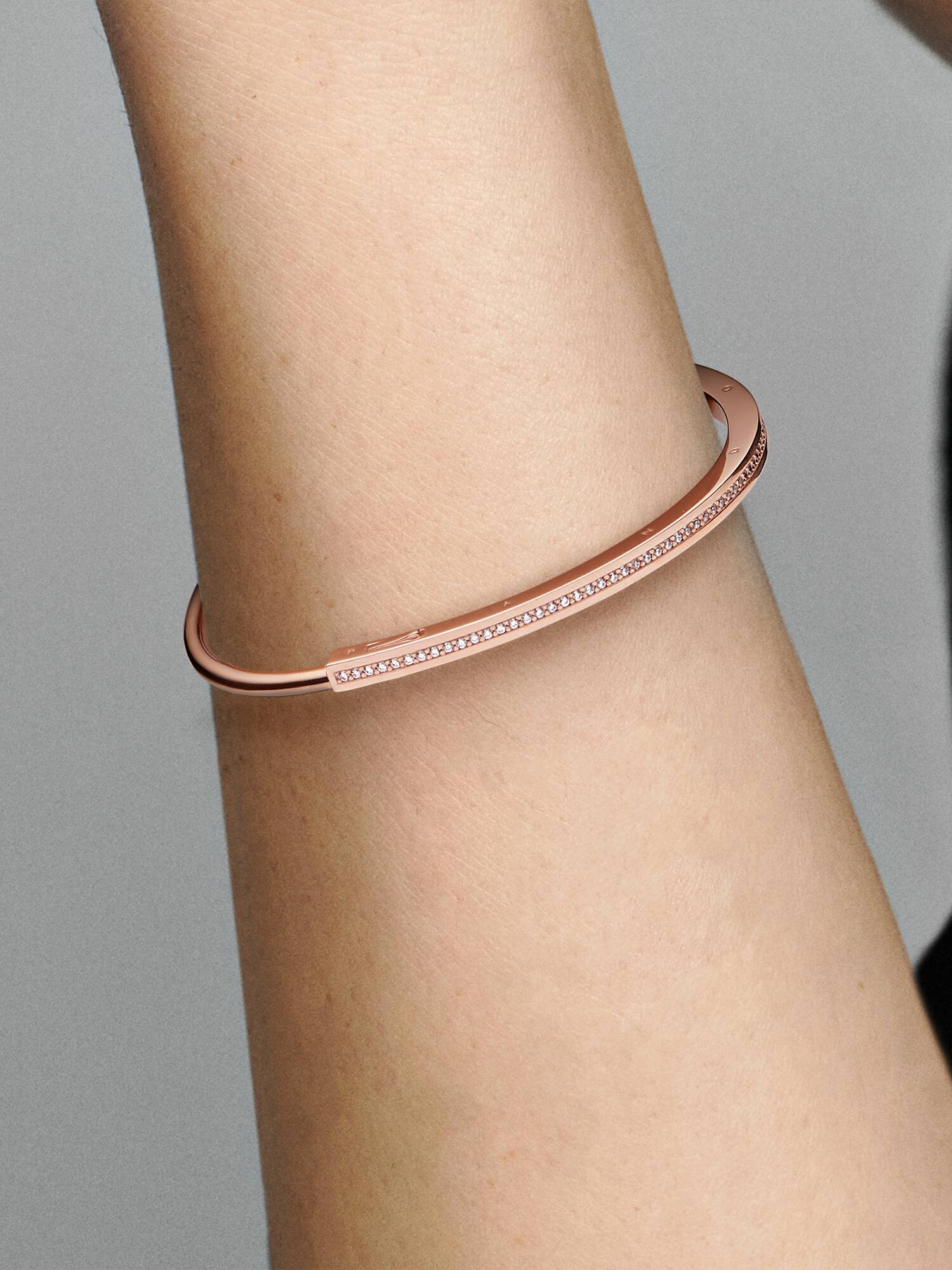 Brazalete rígido Pandora Signature I-D en Pavé