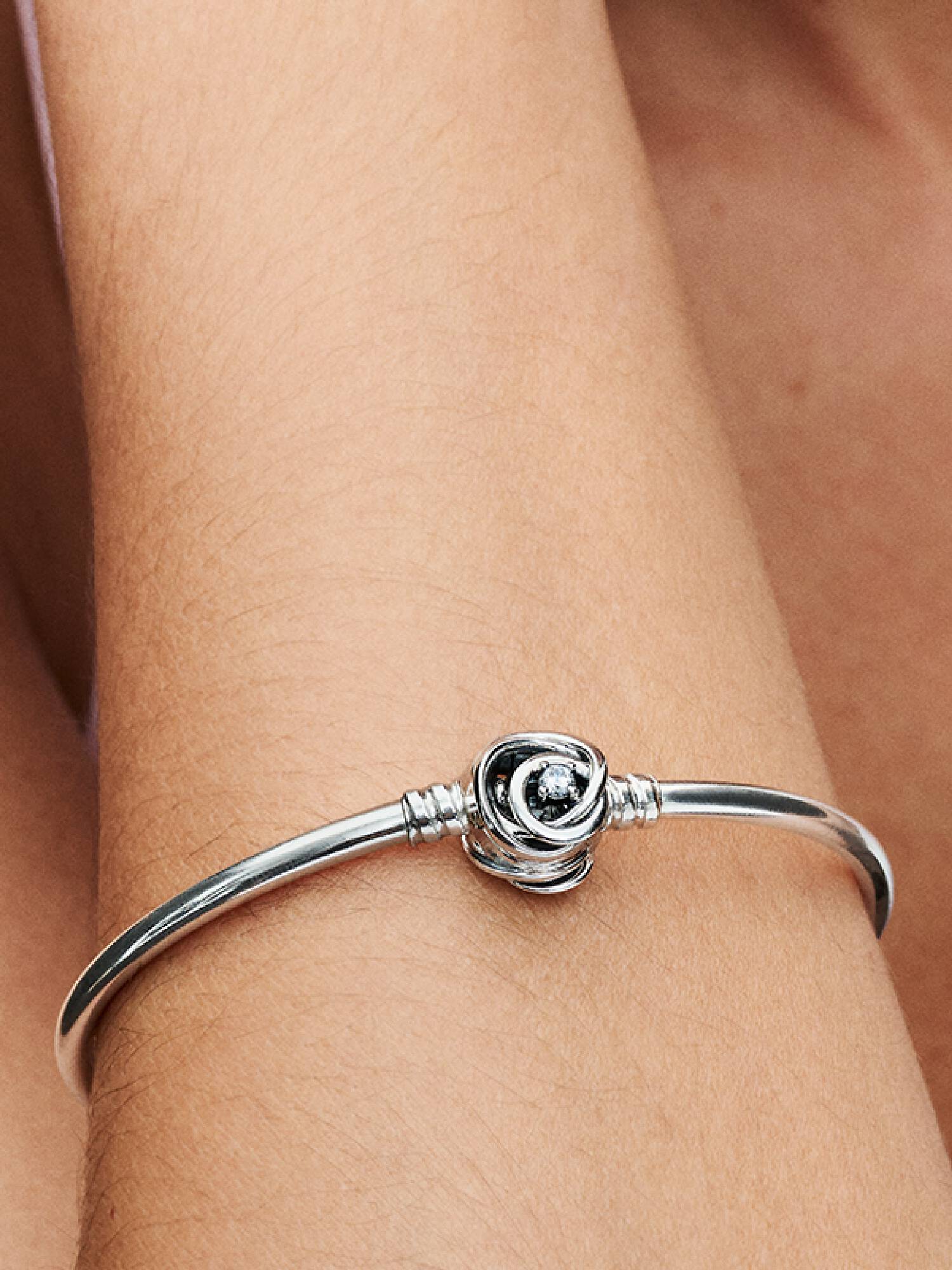 Brazalete Rígido con Broche Círculos Entrelazados