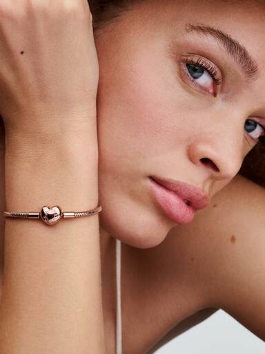 Brazalete de Cadena de Serpiente con Cierre de Corazón de Pandora Moments