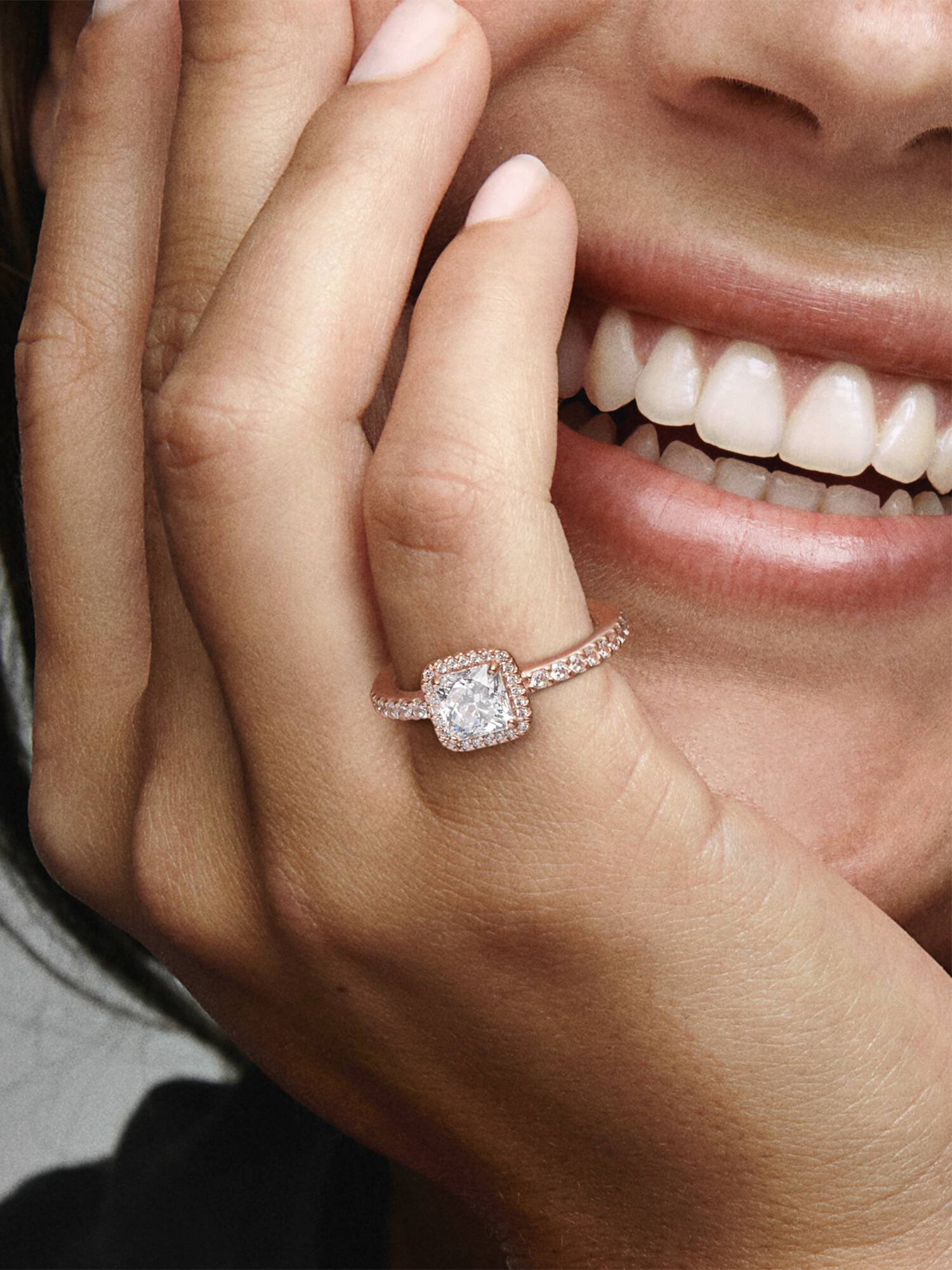 Anillo Cuadrado Con Halo Brillante Bañado en Oro Rosa de 14k