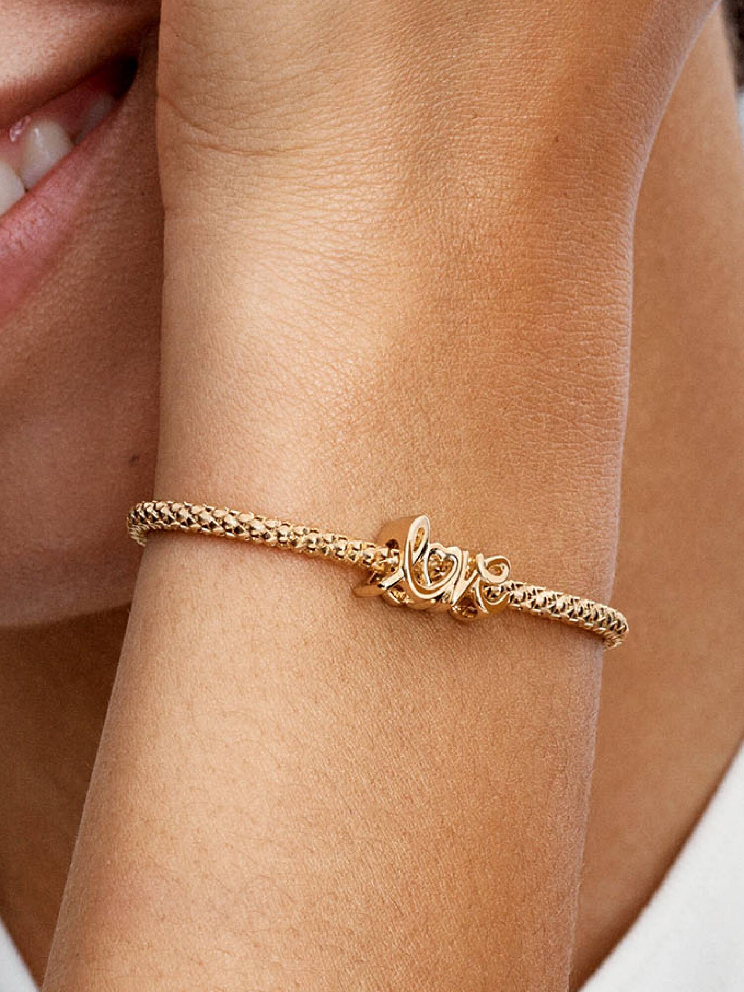 Charm Love Escrito a Mano Dorado