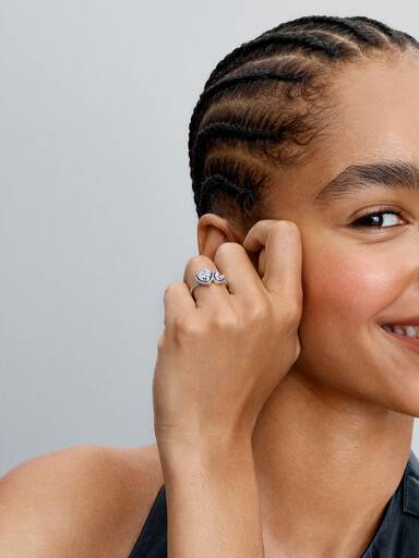 Anillo con corazones halo brillantes