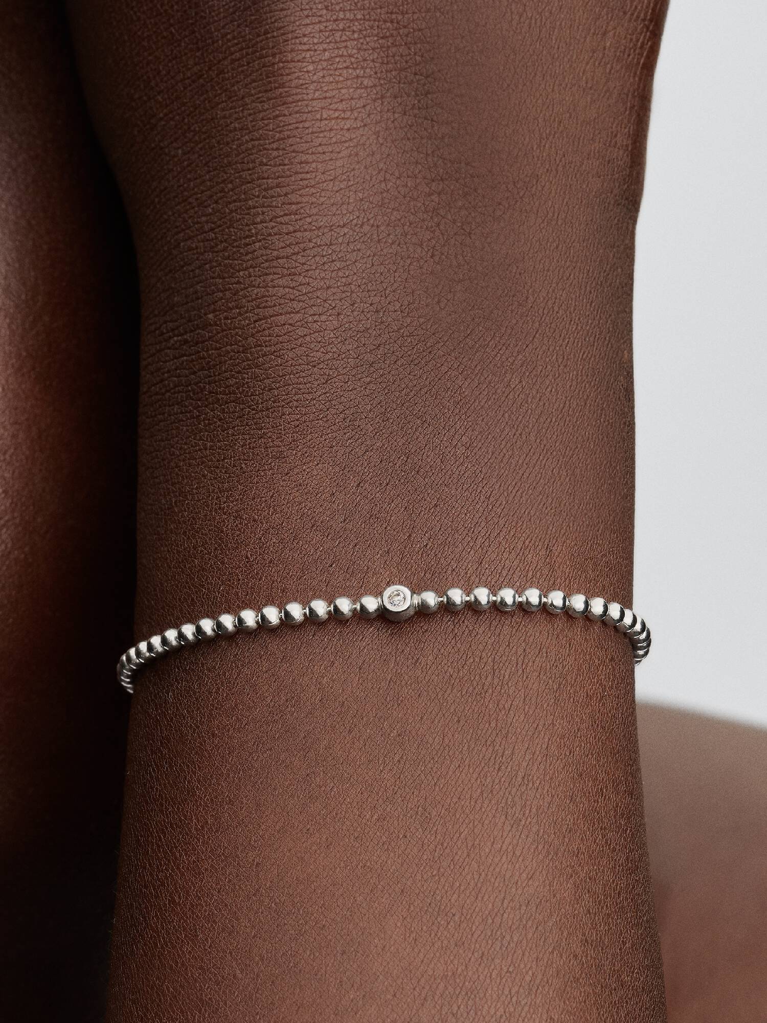 Brazalete de cuentas y piedras brillantes