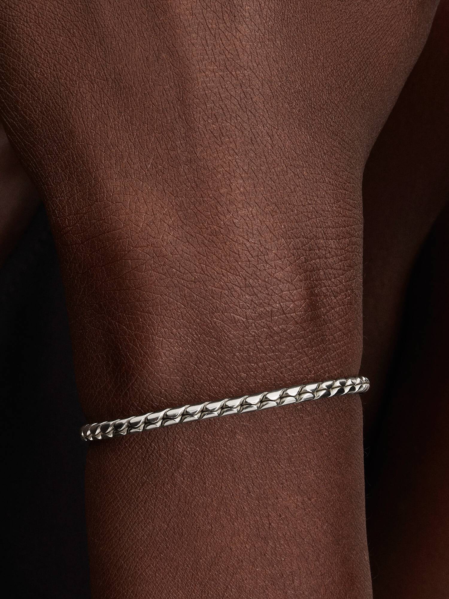 Brazalete de cadena de alas con broche redondo