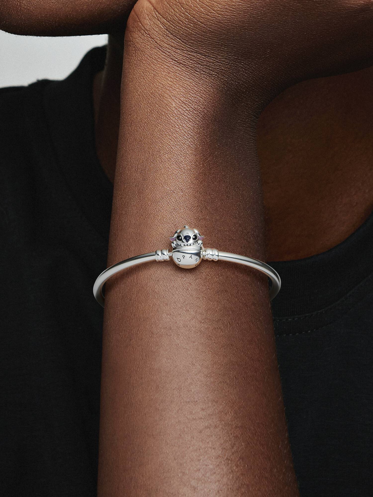 Brazalete rígido con cierre Mordida de Stitch de Disney Pandora Moments 17 cm