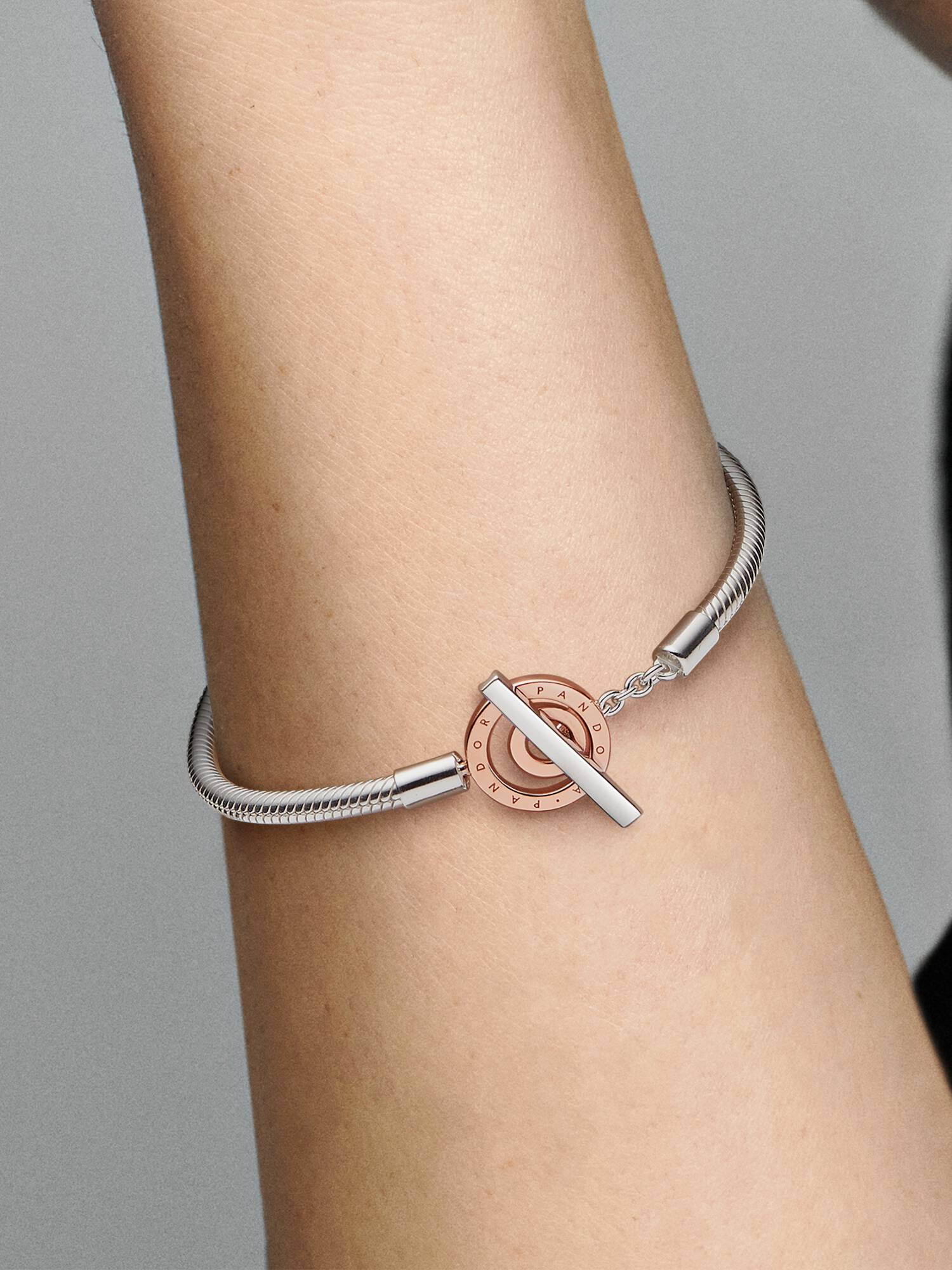 Brazalete cadena de serpiente con barra en T y logotipo de Pandora Signature en dos tonos