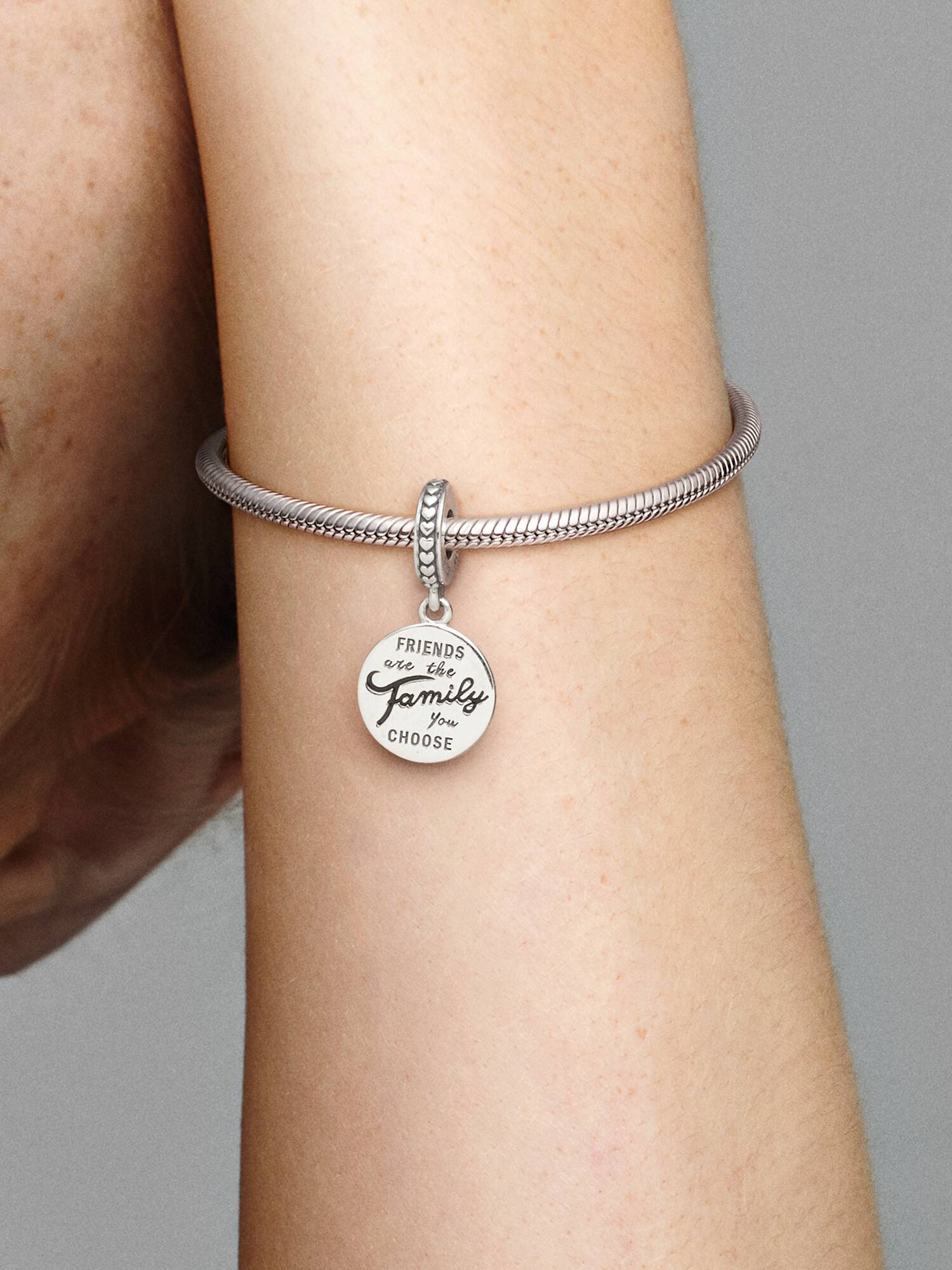 Charm PANDORA Colgante De Ley Los Amigos Son Familia