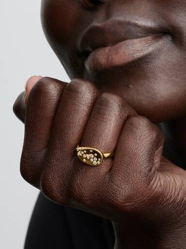 Anillo sello ovalado con piedras engastadas