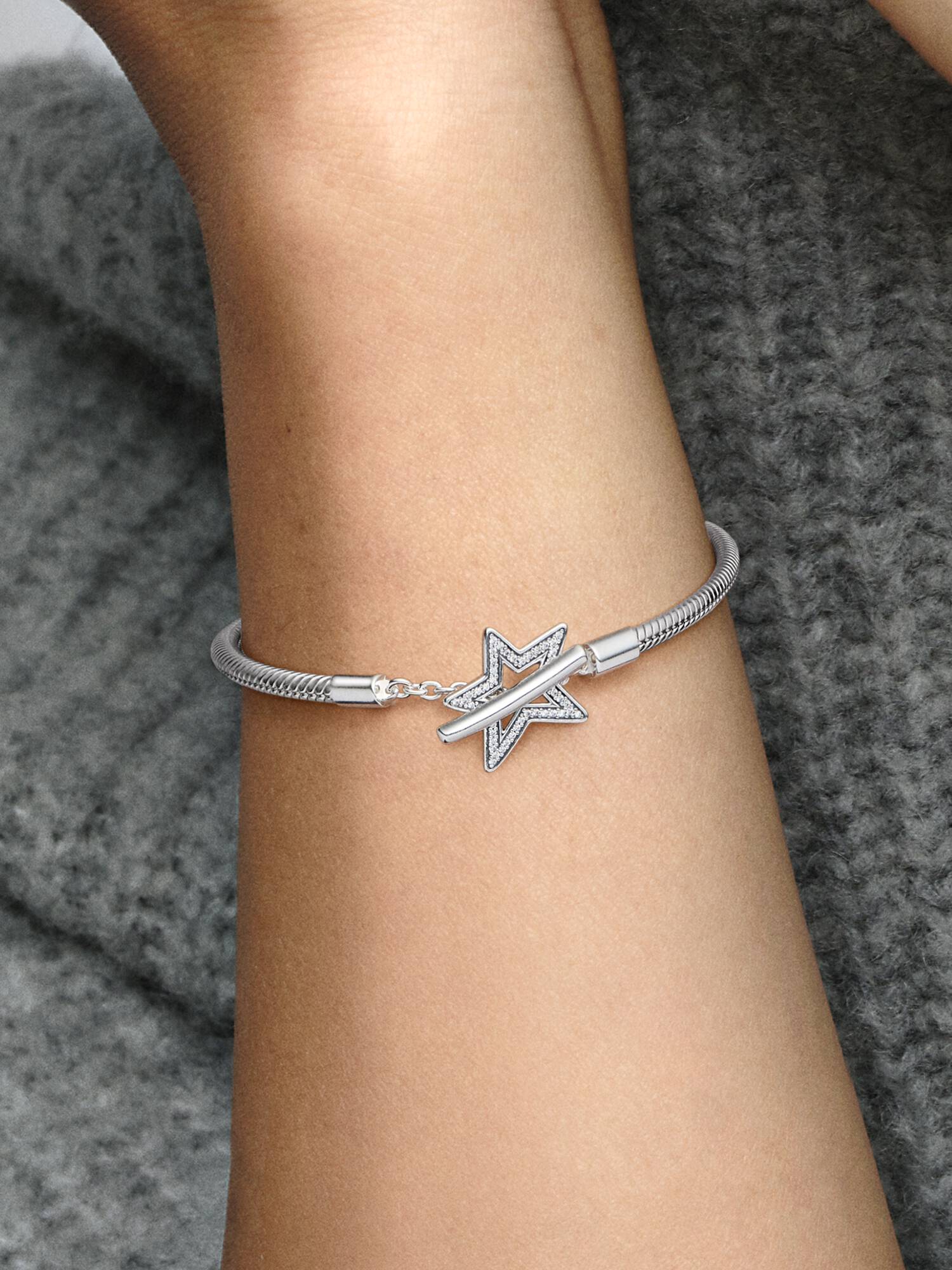 Brazalete Estrella asimétrica cadena de serpiente con barra en T Pandora Moments