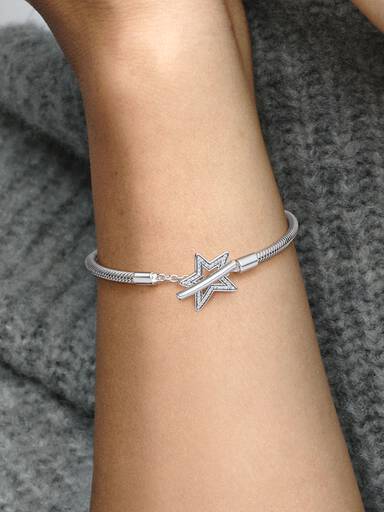 Brazalete Estrella asimétrica cadena de serpiente con barra en T Pandora Moments